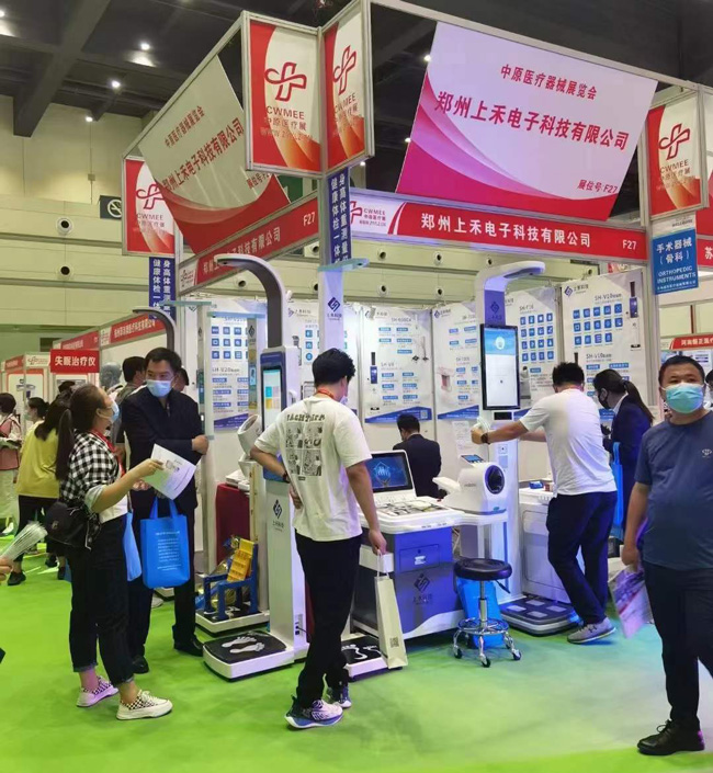 為客戶(hù)講解設(shè)備